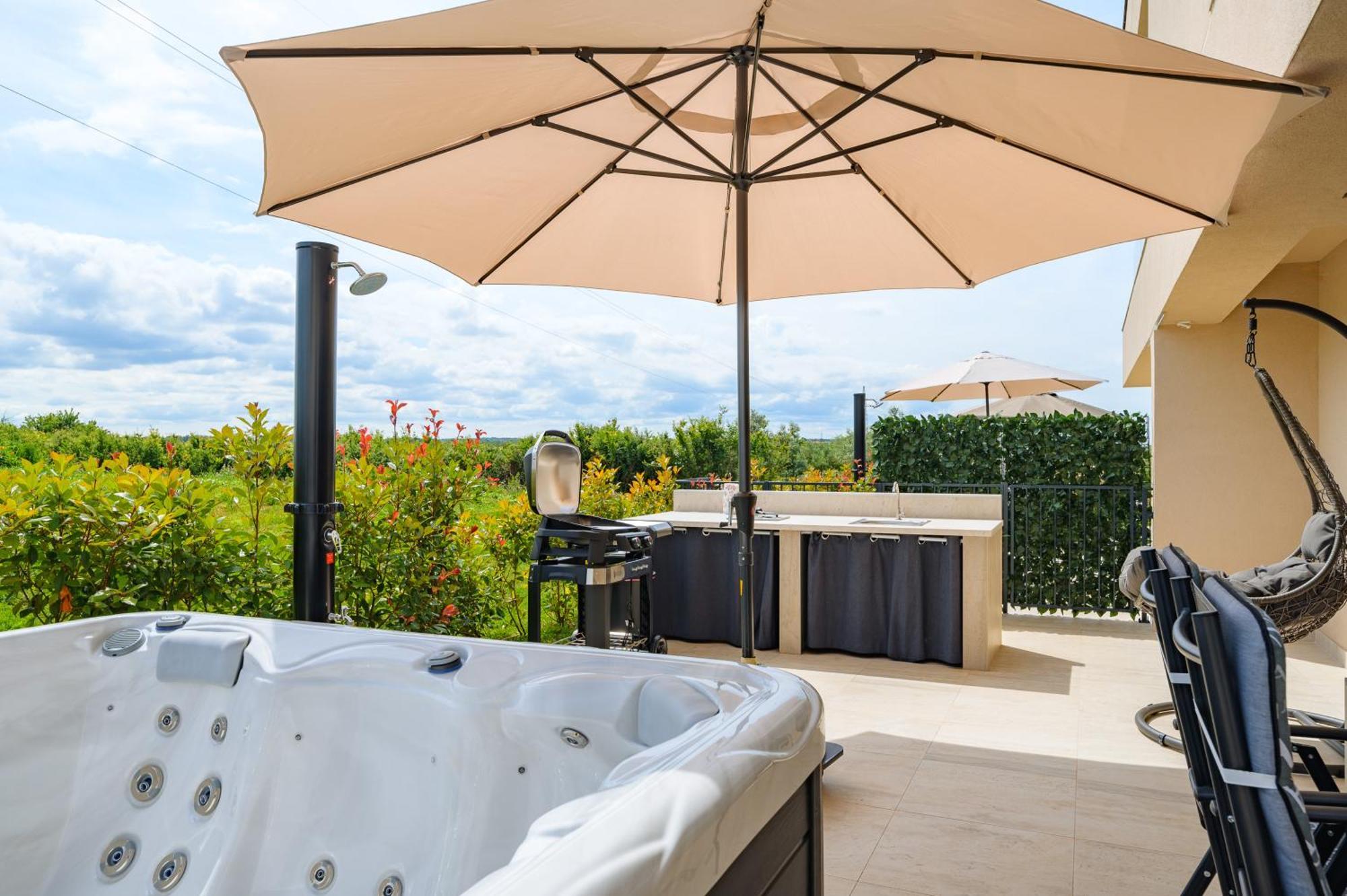 Luxury Brigitta With Whirlpool In *