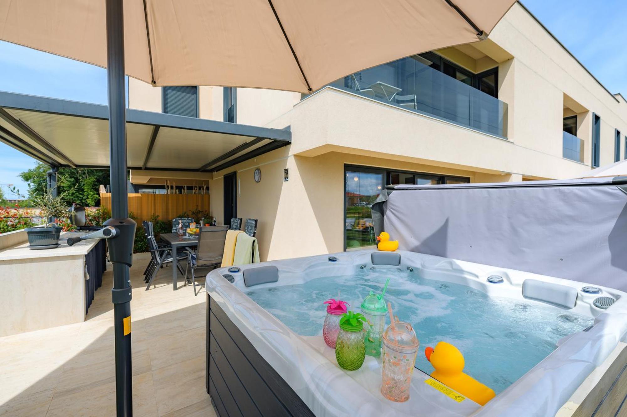 Luxury Brigitta With Whirlpool In
